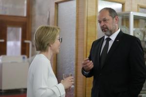 GLS Trebnje, Razstava v DS, Patricija Pavlic v pogovoru z Alojzem Kovsco, foto Alenka Strazisar Lamovsek (10)